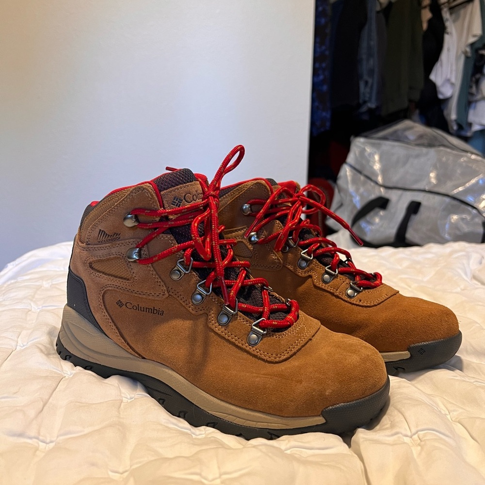 NWT Columbia Newton Ridge Hiking Boots W9.5